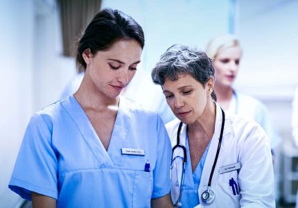 Krankenschwestern und Ärztin im Krankenhauszimmer